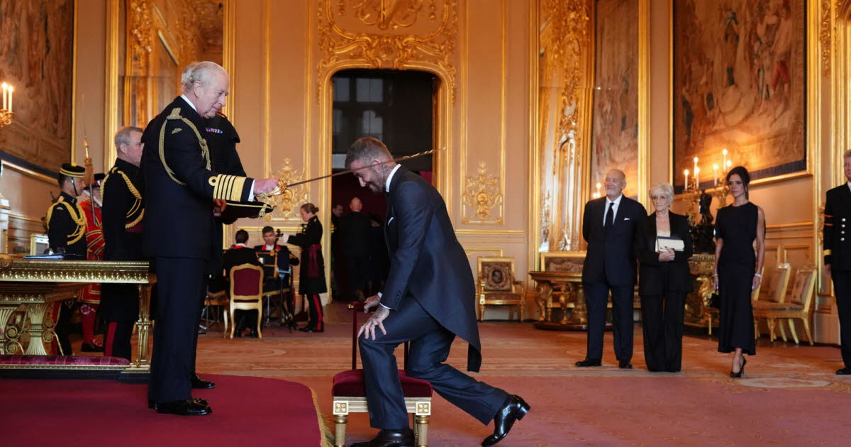 Royaume-Uni. Genou à terre, épée sur l'épaule... “Sir” David Beckham officiellement anobli par le roi Charles III