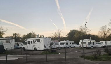 60 caravanes des gens du voyage sur le parking d’une gare au sud de Lyon