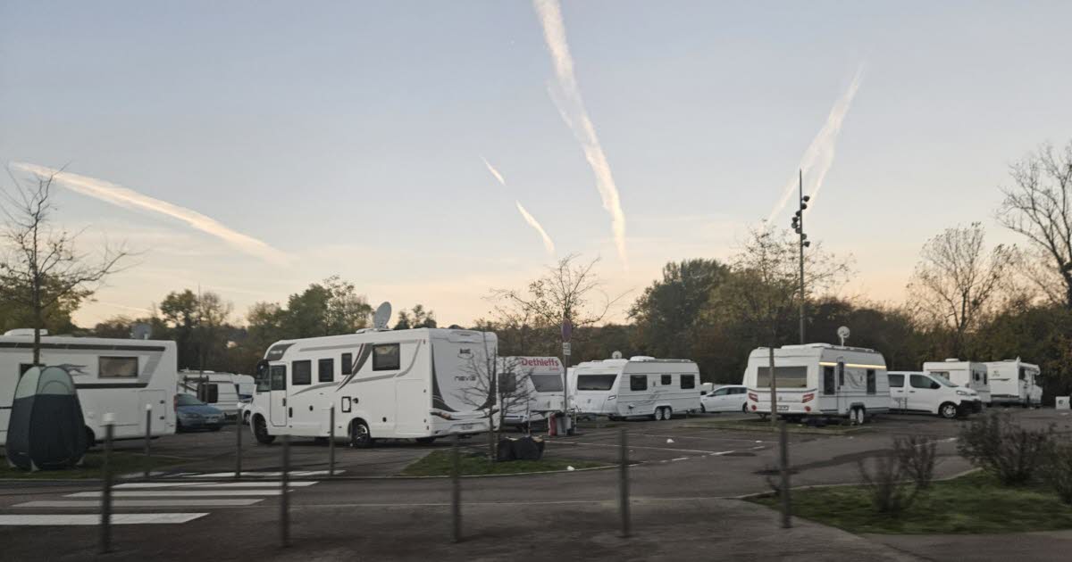 60 caravanes des gens du voyage sur le parking d’une gare au sud de Lyon
