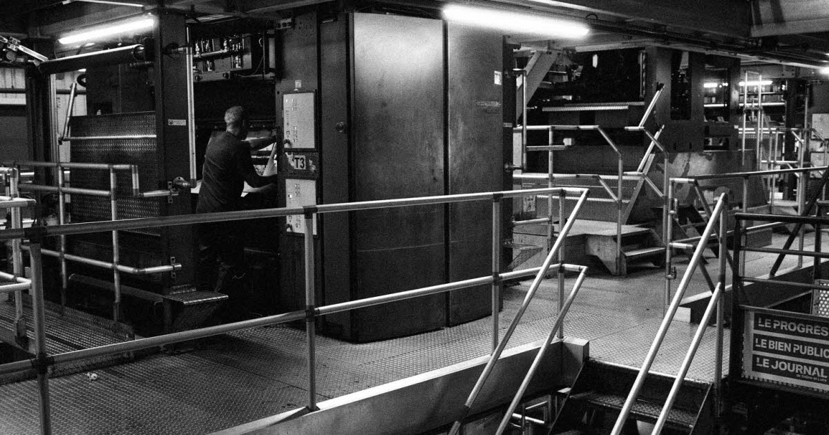 Saint-Étienne. En immersion avec les imprimeurs du journal, il réalise une exposition photos