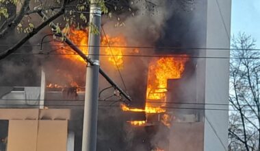 une façade d’immeuble en feu à cause d’un tir de mortier d’artifice