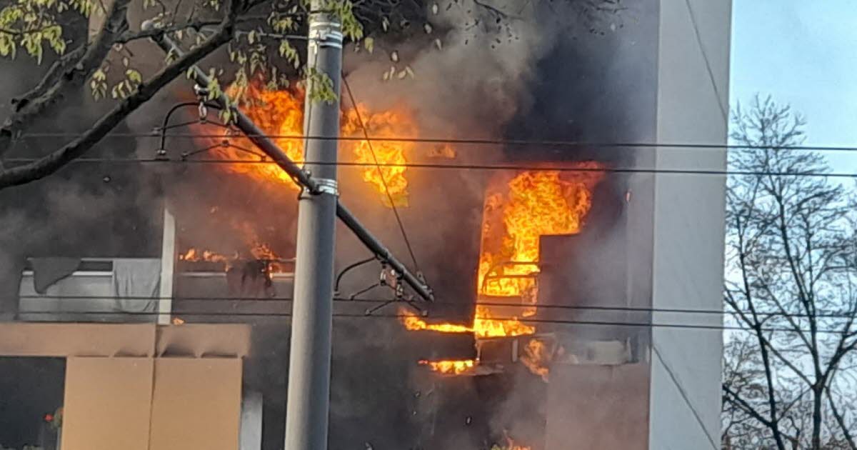 une façade d’immeuble en feu à cause d’un tir de mortier d’artifice
