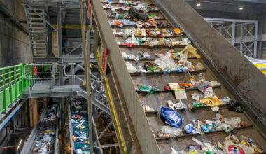 Loire. Pourquoi le centre de tri de Firminy accueille des déchets de Haute-Savoie et du littoral méditerranéen