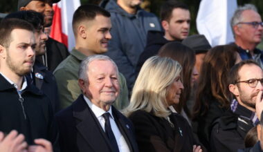 Lyon. Selfies, bises et plaisanteries… À la fin de la cérémonie du 11-Novembre, le candidat Aulas joue les prolongations avec le public