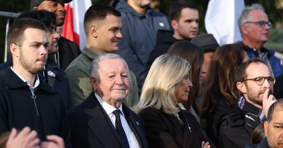 Lyon. Selfies, bises et plaisanteries… À la fin de la cérémonie du 11-Novembre, le candidat Aulas joue les prolongations avec le public