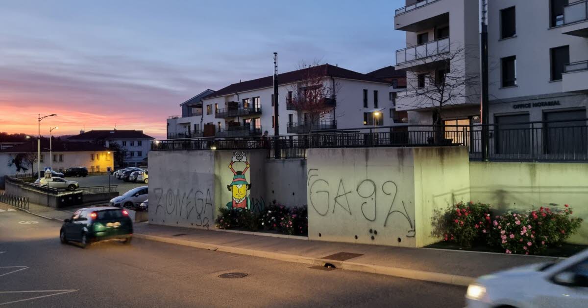 Loire. Des tags grossiers de supporters de l’ASSE à côté d’une œuvre de street art à Roche-la-Molière