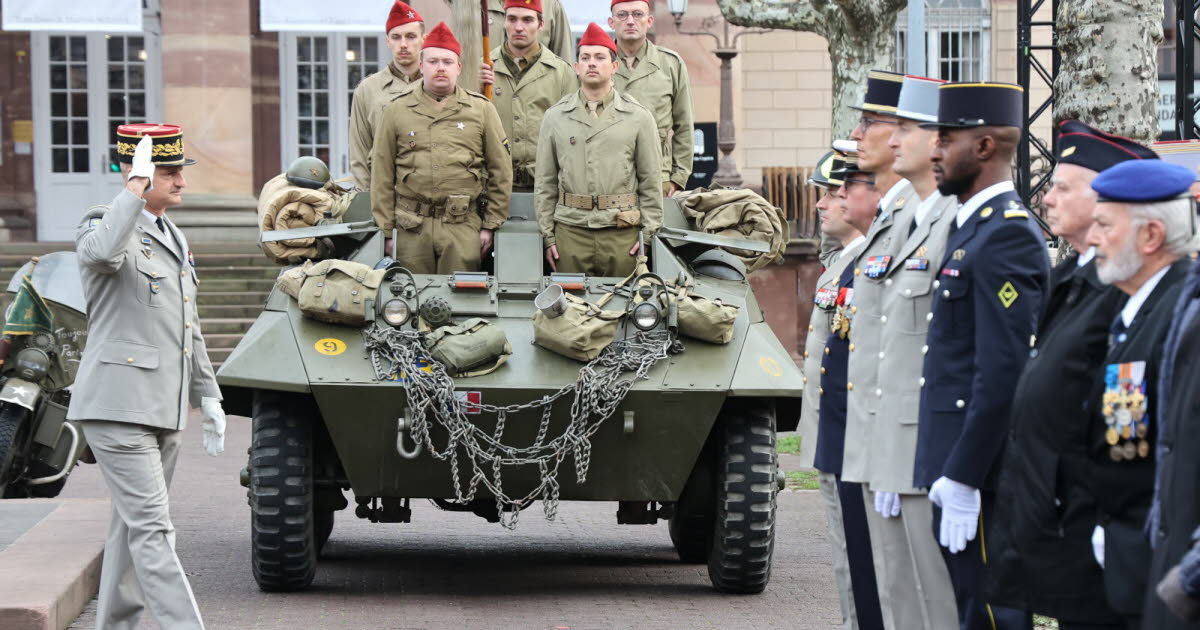 place Broglie, la colonne Leclerc reconstituée pour le 81e anniversaire de la Libération