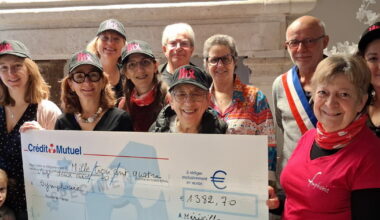 un chèque pour l’association Symphonie