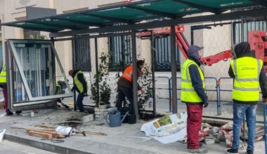 les anciens arrêts de bus transformés en « abris piétons végétalisés », avec plantes grimpantes et balancelles