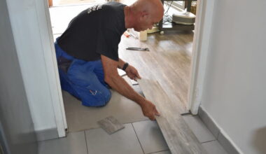 Le Chambon-Feugerolles. Habitat Métropole change le carrelage fissuré et dangereux de vingt maisons