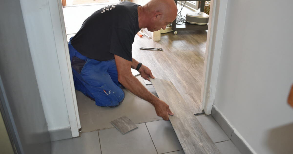 Le Chambon-Feugerolles. Habitat Métropole change le carrelage fissuré et dangereux de vingt maisons