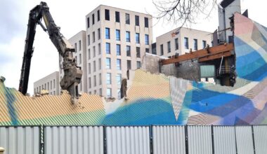 l’œuvre de street-art tombe avec l’ancienne caserne des pompiers
