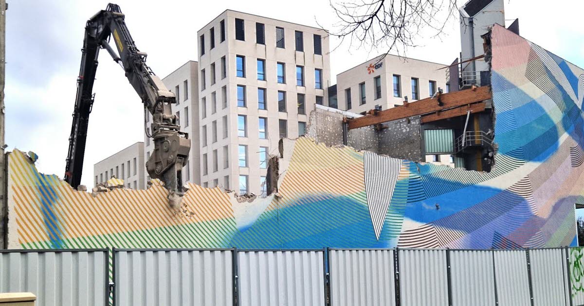 l’œuvre de street-art tombe avec l’ancienne caserne des pompiers