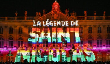 Photos. Saint Nicolas s'affiche en pixels sur l'hôtel de ville de Nancy