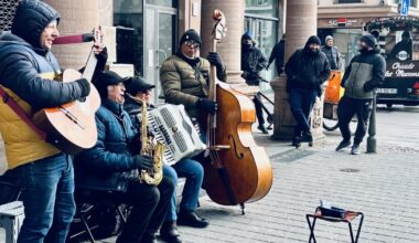 Strasbourg. Bravant le froid glacial, les musiciens des rues réchauffent le cœur des passants