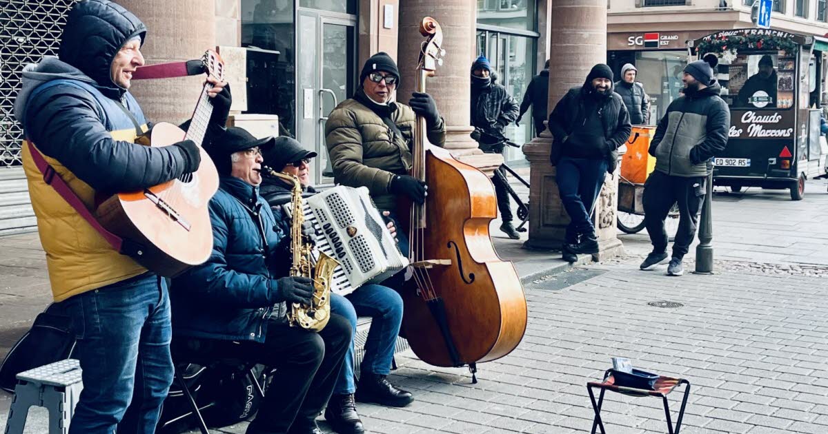 Strasbourg. Bravant le froid glacial, les musiciens des rues réchauffent le cœur des passants