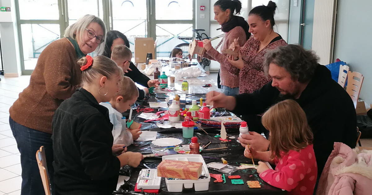 Jasseron. Deux associations ont mis la main à la pâte pour préparer les décorations de Noël