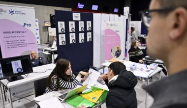 au Salon de l’emploi, candidats en recherche de travail et recruteurs de métiers en tension se rencontrent en face-à-face