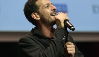 cinq artistes ajoutent leur nom sur l’affiche