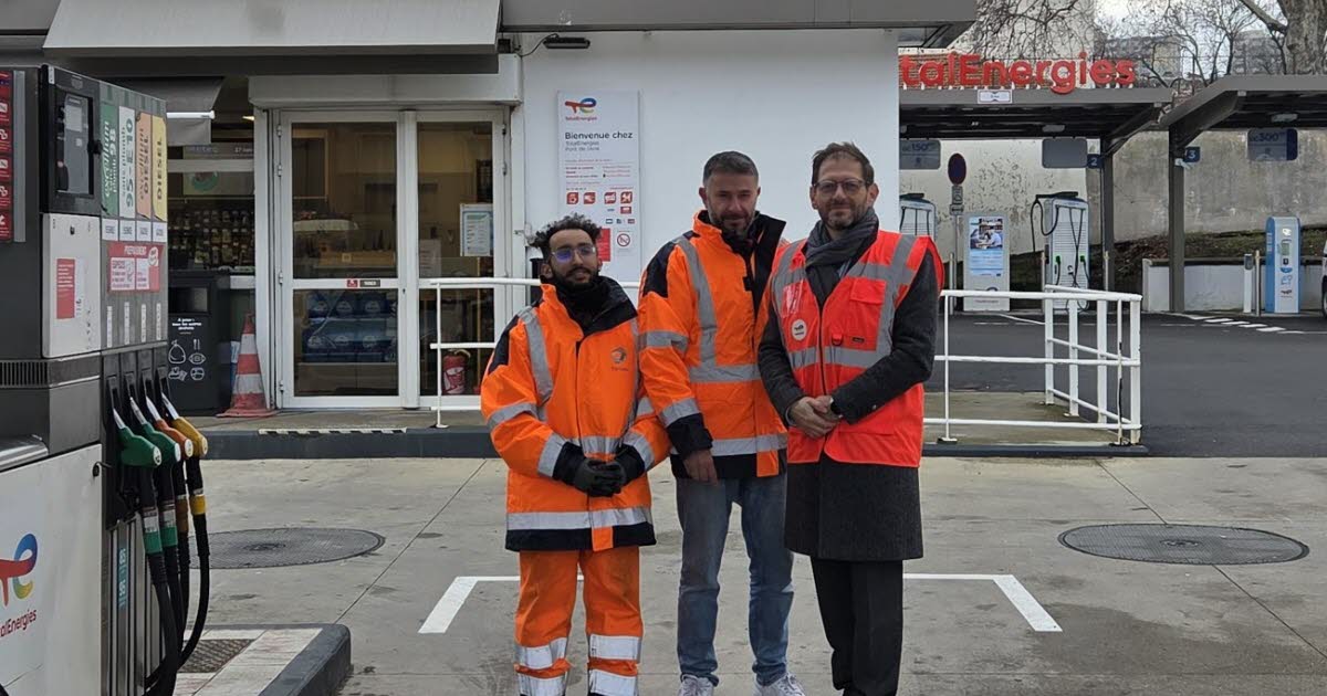 un pompiste engagé à la station-service rue de la Montat