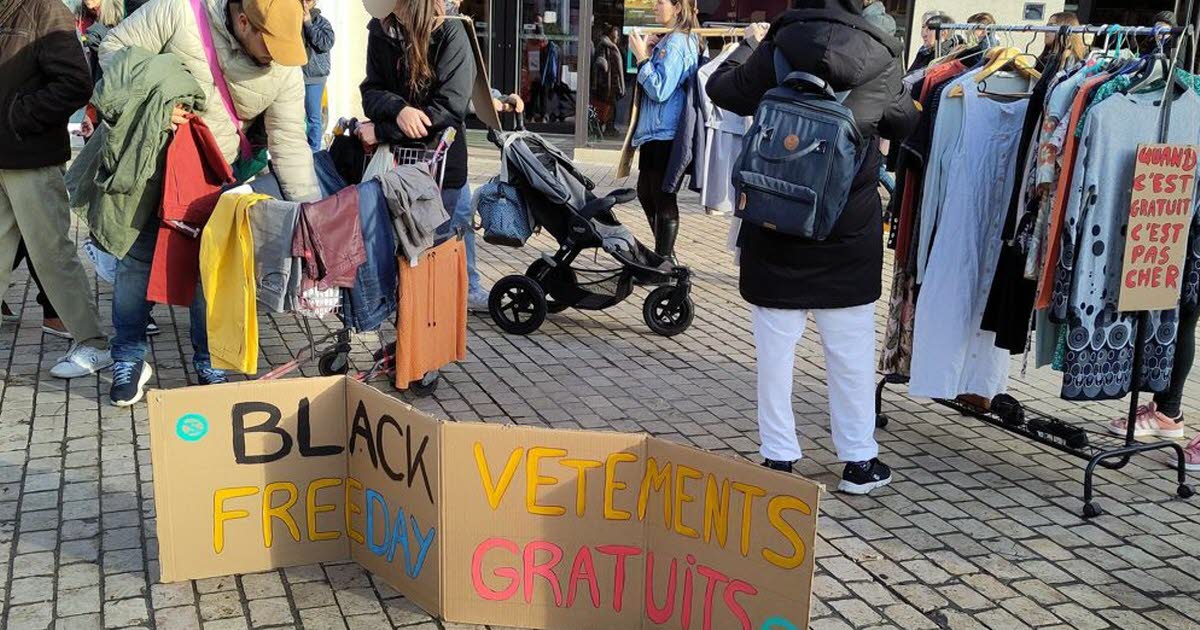 Extinction Rebellion a proposé des fripes gratuites à Saint-Etienne