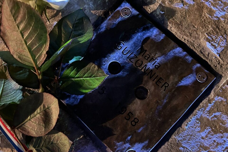 Les pavés cuivrés présentent les noms, dates de naissance et dates de décès de 145 résistants de Montpellier.