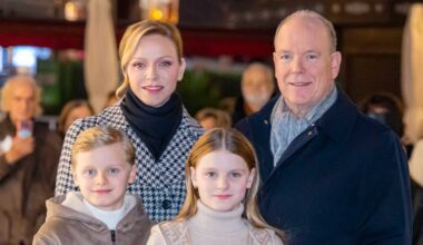 Les jumeaux du prince Albert et de la princesse Charlène illuminent le grand sapin de Noël