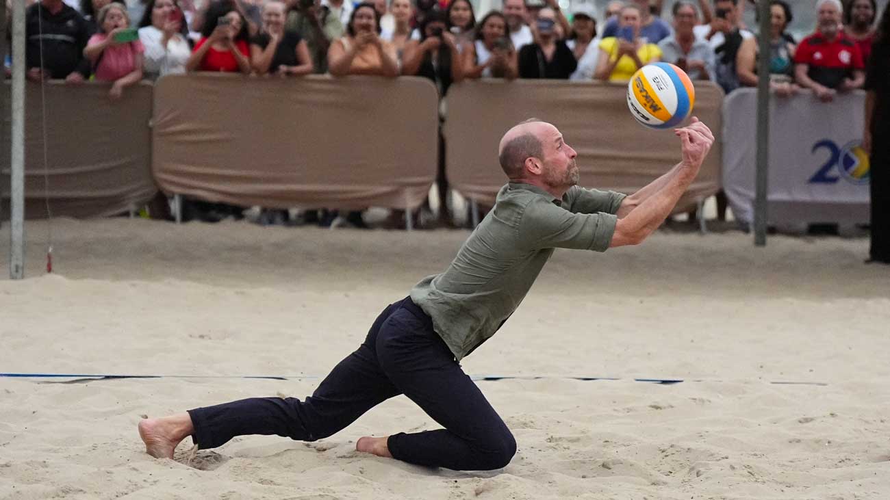 Le prince William joue au beach-volley sur la plage de Copacabana