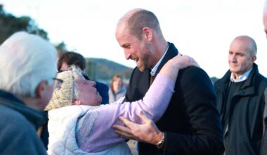 Le prince William se promène sur une plage du pays de Galles