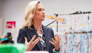 La princesse Delphine ouvre son atelier et dévoile son histoire à travers ses créations