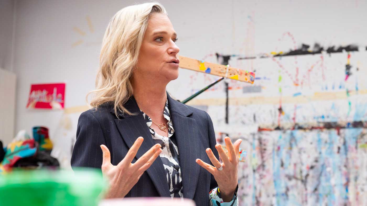 La princesse Delphine ouvre son atelier et dévoile son histoire à travers ses créations