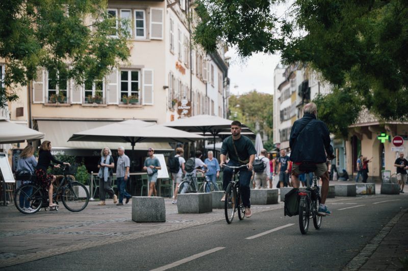 Vélos  Piste cyclable place du Corbeau 2