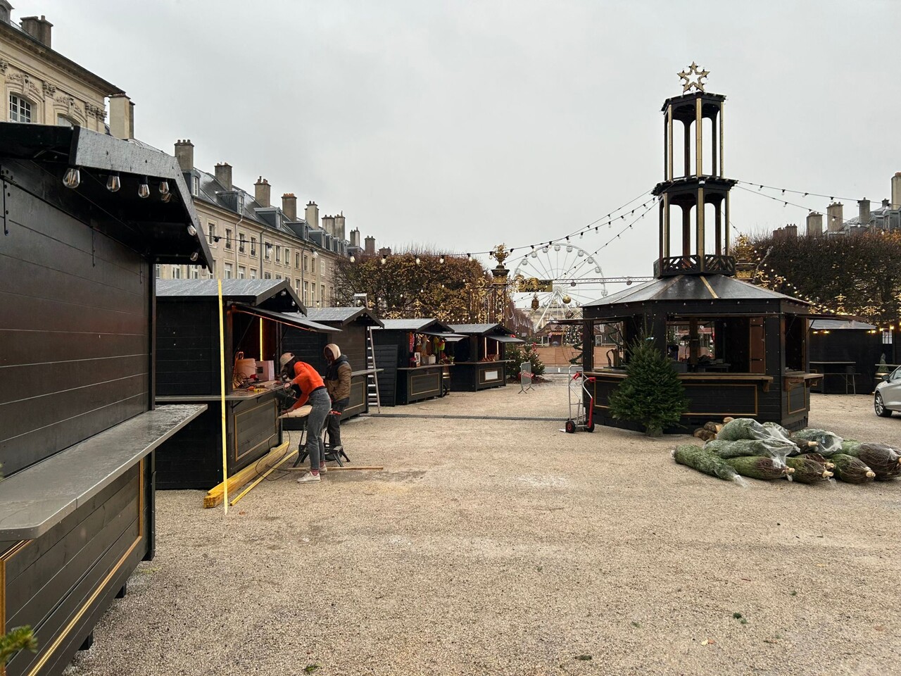 pourquoi ces chalets situés place de la Carrière sont de couleur noire