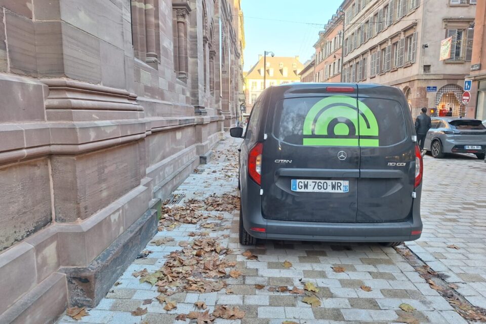 A noter que, pour le moment en tout cas, il n’y a aucune matérialisation du stationnement à cet endroit, juste une prédisposition des pavés qui laisse à penser l’installation future de places de stationnement.