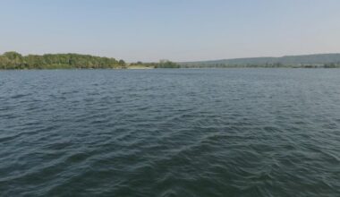 Une embarcation chavire sur le plan d'eau de Jumièges avec deux personnes à bord, un homme retrouvé sans vie