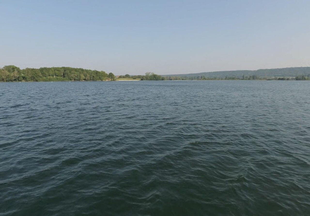 Une embarcation chavire sur le plan d'eau de Jumièges avec deux personnes à bord, un homme retrouvé sans vie