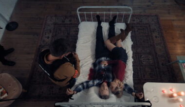 Audrey poignarde Louis et tente de se suicider, Baptiste organise un cambriolage... Le résumé de l'épisode 475 du lundi 1er décembre 2025