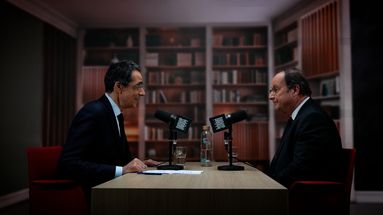 Darius Rochebin reçoit François Hollande pour le 1er épisode de "Darius Libre"