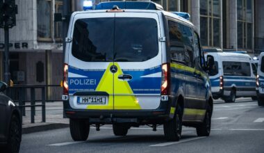 une enfant meurt après avoir été renversée par un bus