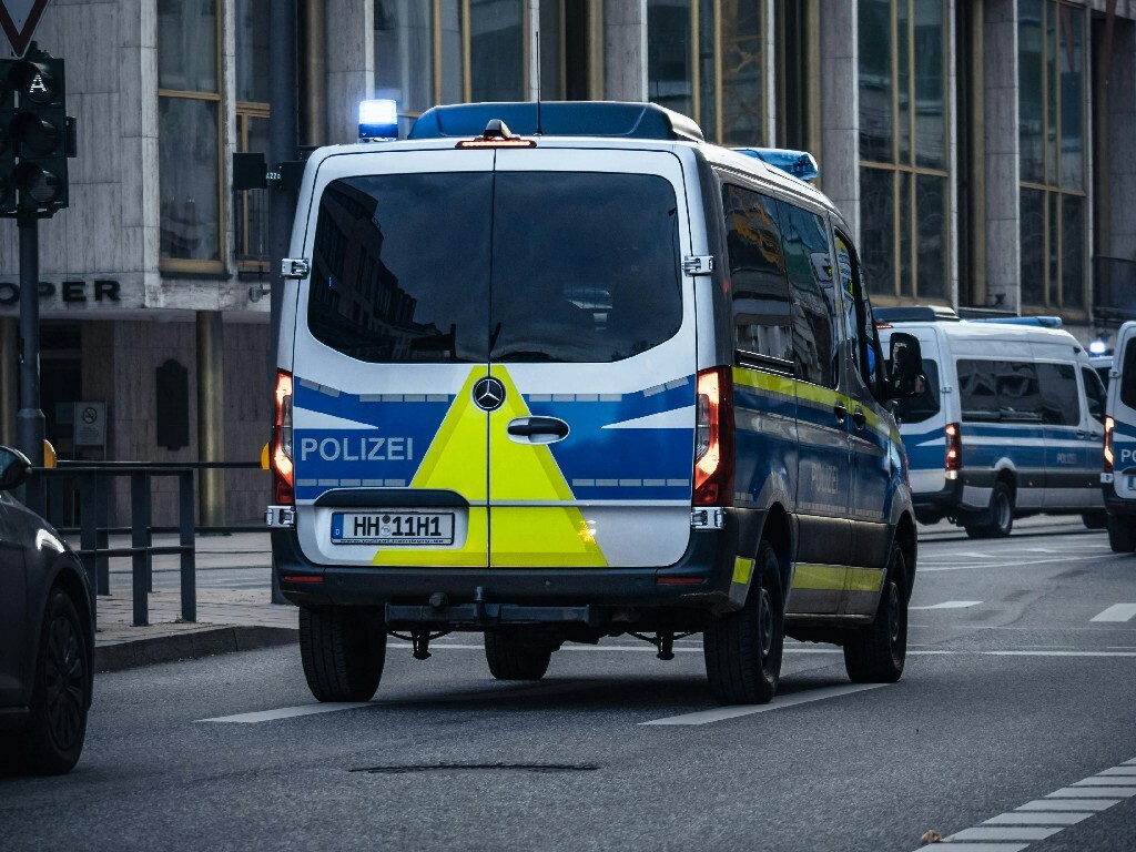 une enfant meurt après avoir été renversée par un bus