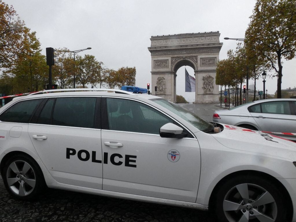 série d'agressions au couteau près des Champs-Élysées, un homme de 31 ans mis en examen