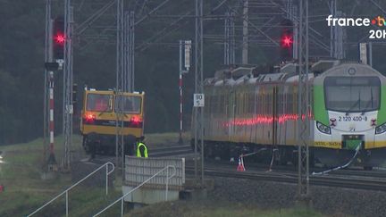 Le Premier ministre polonais, Donald Tusk, accuse Moscou d'être derrière l'acte de sabotage d'une voie ferrée stratégique en Pologne. Deux Ukrainiens qui seraient au service de la Russie y ont déposé des explosifs. Selon le Premier ministre, ils voulaient provoquer une catastrophe ferroviaire.