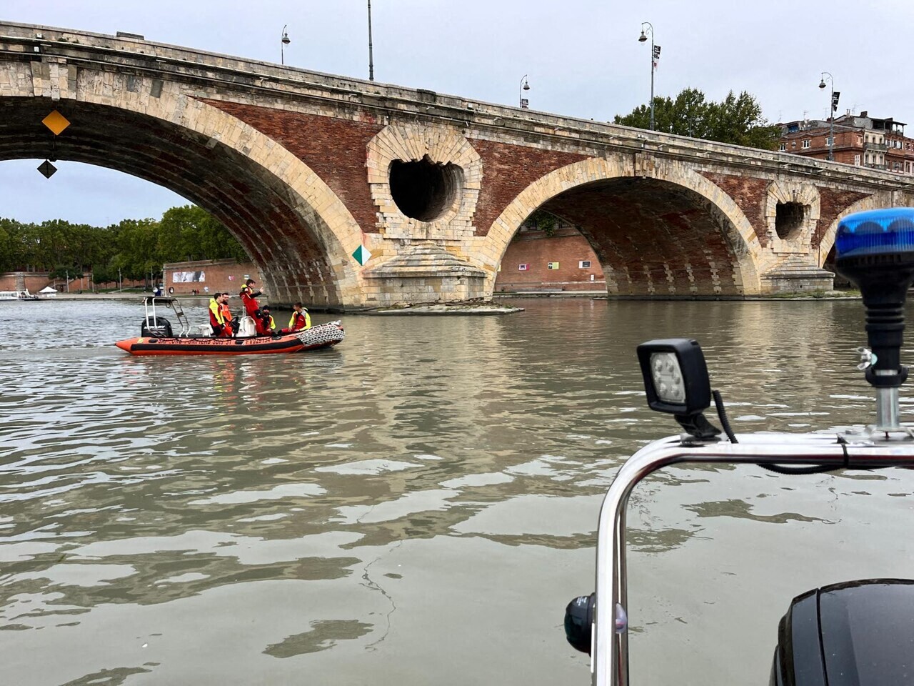 il saute dans la Garonne et finit secouru par les pompiers