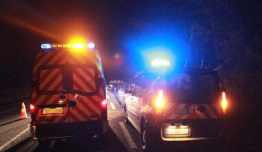 la voiture chute dans un fossé