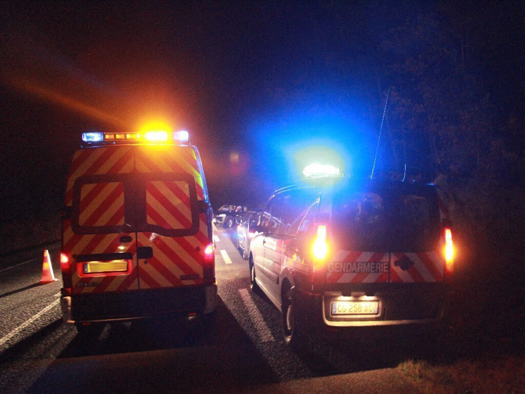 la voiture chute dans un fossé