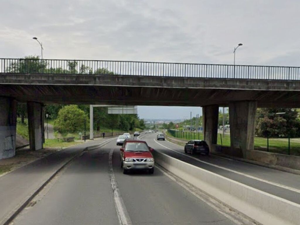 Près de Bordeaux, une personne âgée tombe d'un pont et fait une chute de 10 mètres