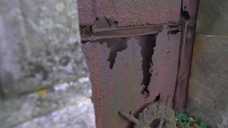 La porte d'une chapelle rongée par l'humidité - cimetière Monumental de Rouen