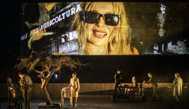 Pétrole d’après Pier Paolo Pasolini, mise en scène de Sylvain Creuzevault à L’Odéon, théâtre de l’Europe, dans le cadre du festival d’Automne à Paris