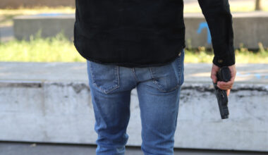 dans le tramway, il exhibe un pistolet et menace de s'en sortir