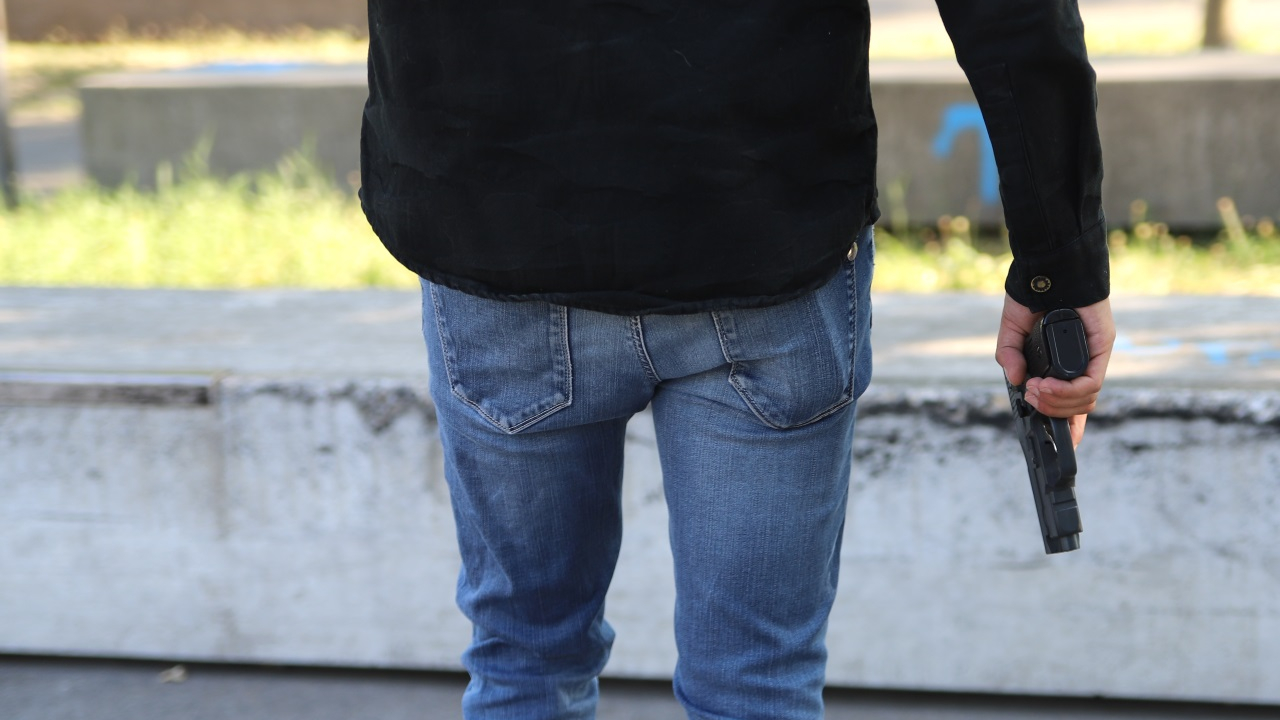 dans le tramway, il exhibe un pistolet et menace de s'en sortir